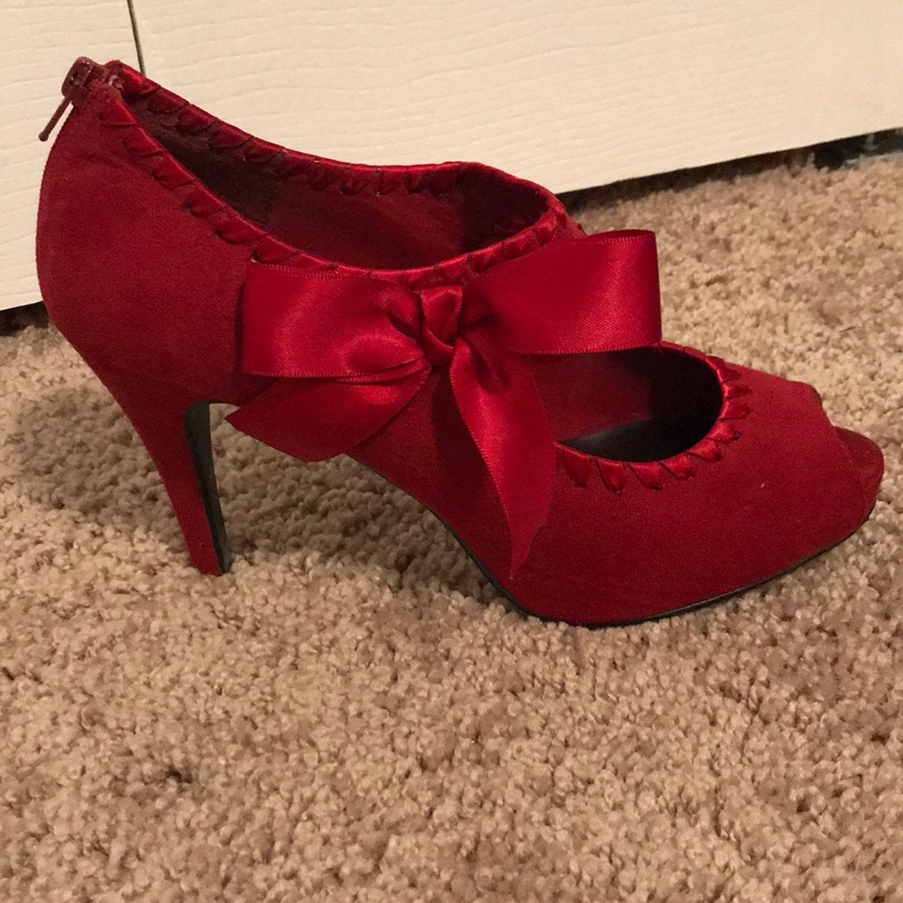 Red bowed heels